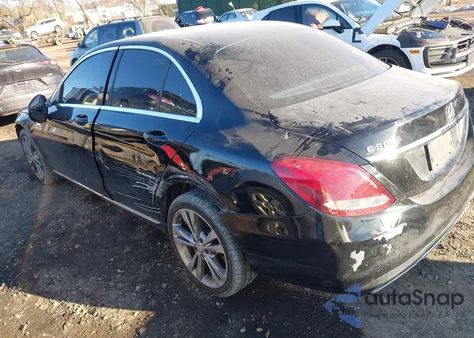 2017 Mercedes-Benz C 300 4Matic z USA, uszkodzony, nr VIN 55SWF4KB3HU187230